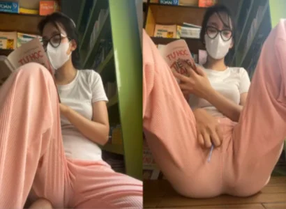 Cô nàng vừa đọc sách vừa dí sextoy vào lồn
