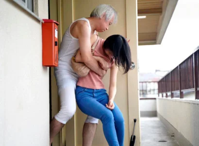 Cô vợ trẻ bị bố chồng già cưỡng đoạt