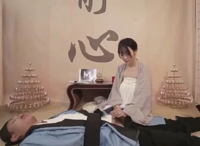 Cô gái áo tu hỗ trợ vị đạo sĩ bị thương