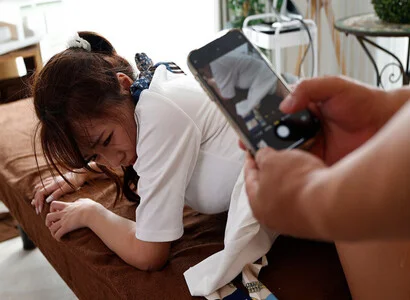 Trong lúc triệt lông liền đè ra hiếp