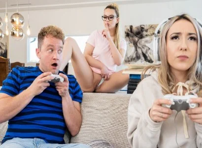 người con gái lơ là người yêu, mải chơi game nên bị bạn thân cướp mất