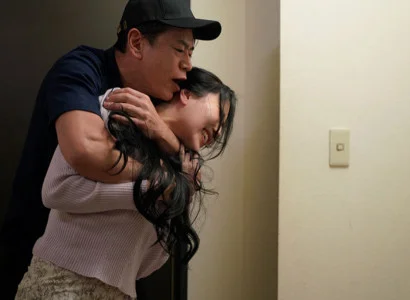 Nữ ca sĩ xinh đẹp bị fan hãm hiếp vì vẻ gợi cảm khó cưỡng