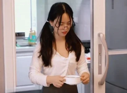 Cô gái trẻ với gái gọi nện
