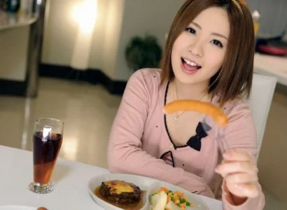 Người đàn ông ăn tối xong rồi ăn em