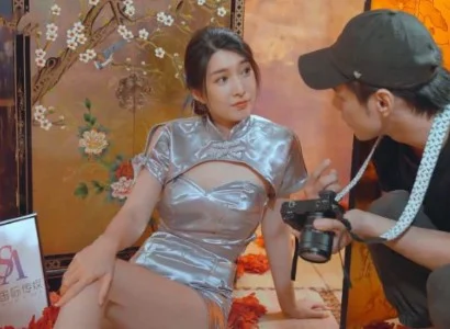Anh thợ chụp ảnh có duyên vừa ngắm ảnh vừa đụ nhau với người mẫu